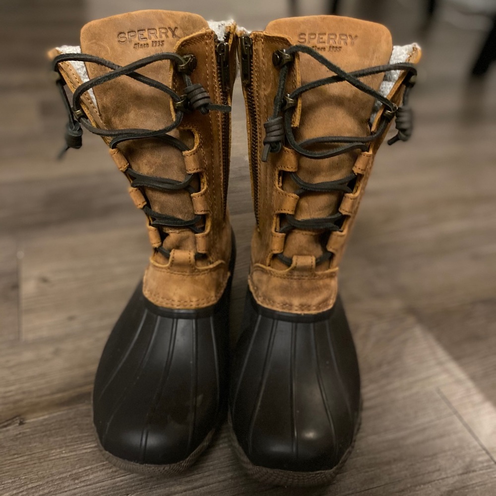 Tall tan Sperry snowboots. Never worn!